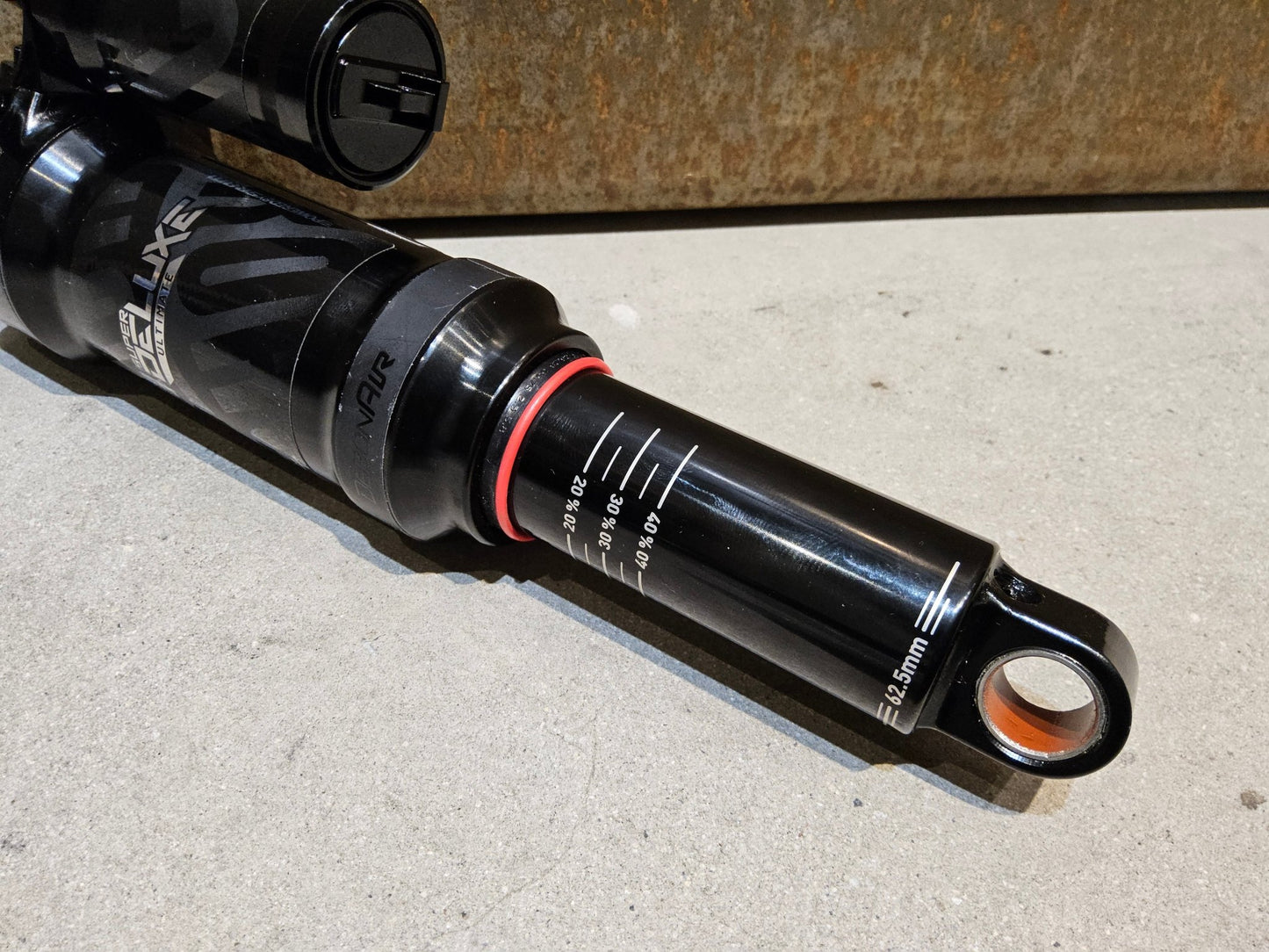 Federgabel & Dämpfer von Rock Shox, ROCK SHOX SUPER DELUXE ULTIMATE DÄMPFER 230X62.5MM vor USEDBIKES - OB.DE Hintergrund