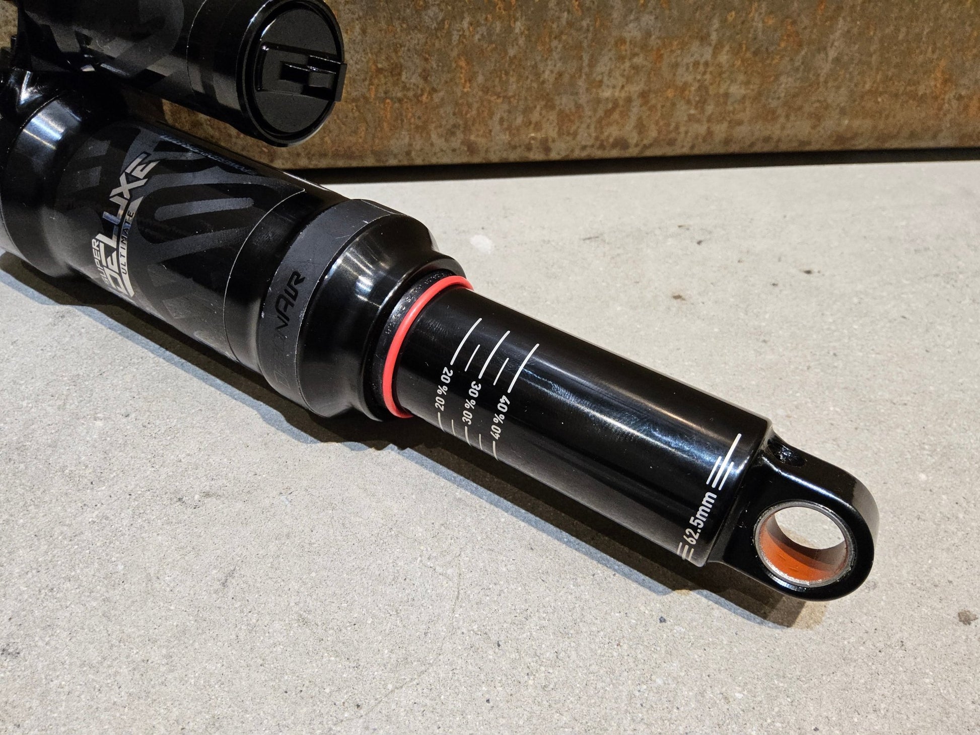 Federgabel & Dämpfer von Rock Shox, ROCK SHOX SUPER DELUXE ULTIMATE DÄMPFER 230X62.5MM vor USEDBIKES - OB.DE Hintergrund