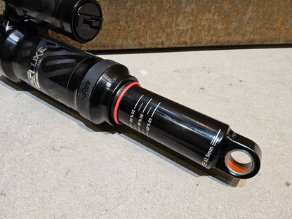 Federgabel & Dämpfer von Rock Shox, ROCK SHOX SUPER DELUXE ULTIMATE DÄMPFER 230X62.5MM vor USEDBIKES - OB.DE Hintergrund