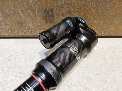 Federgabel & Dämpfer von Rock Shox, ROCK SHOX SUPER DELUXE ULTIMATE DÄMPFER 230X62.5MM vor USEDBIKES - OB.DE Hintergrund