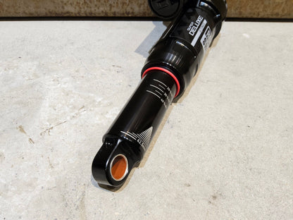 Federgabel & Dämpfer von Rock Shox, ROCK SHOX SUPER DELUXE ULTIMATE DÄMPFER 230X62.5MM vor USEDBIKES - OB.DE Hintergrund