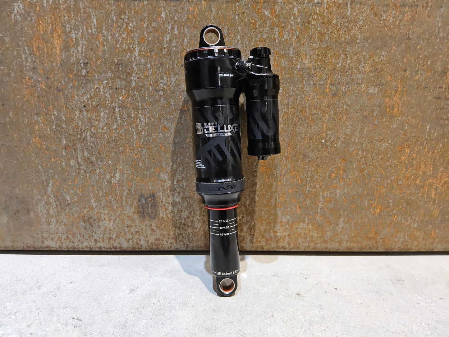 Federgabel & Dämpfer von Rock Shox, ROCK SHOX SUPER DELUXE ULTIMATE DÄMPFER 230X62.5MM vor USEDBIKES - OB.DE Hintergrund