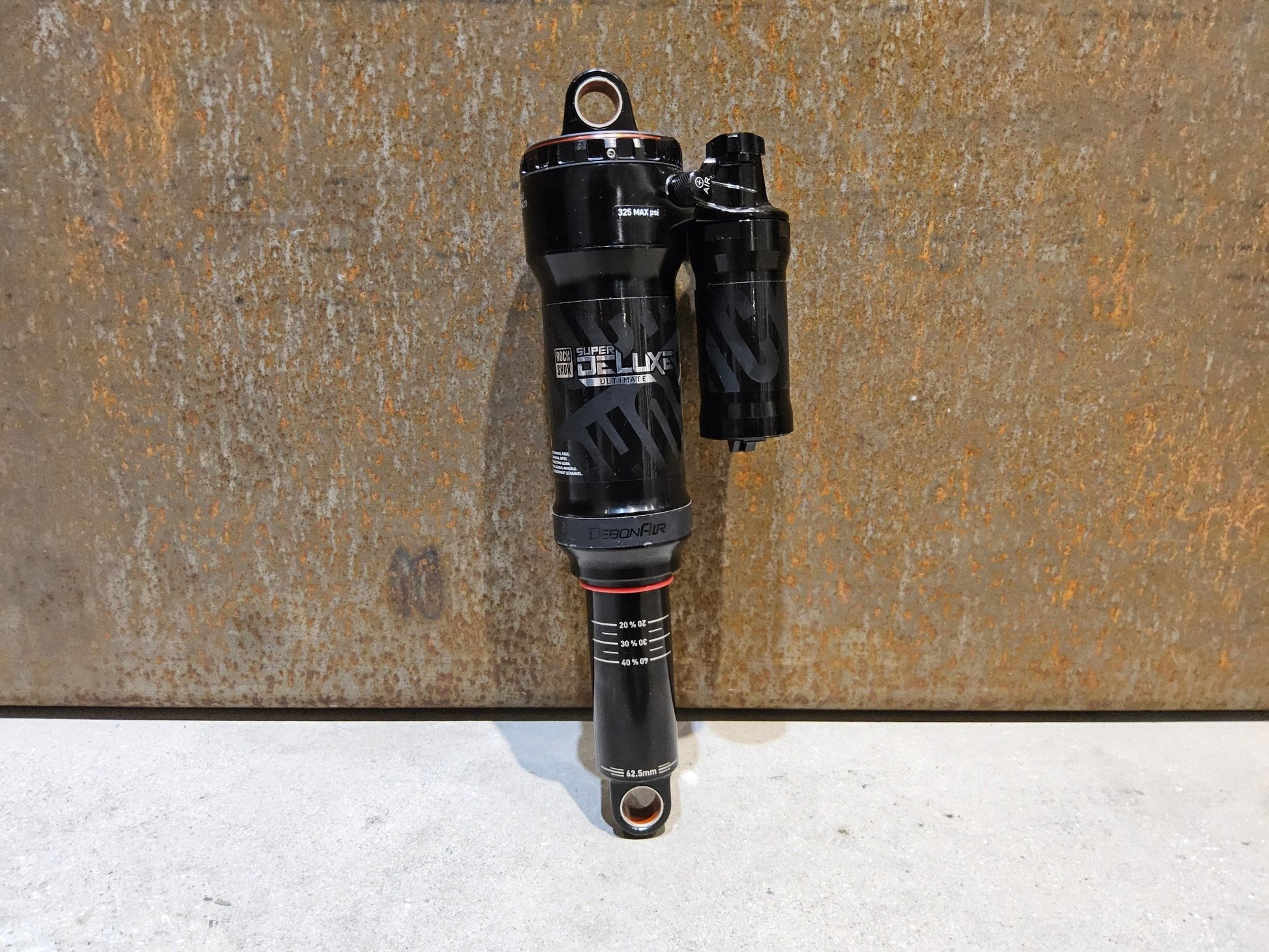 Federgabel & Dämpfer von Rock Shox, ROCK SHOX SUPER DELUXE ULTIMATE DÄMPFER 230X62.5MM vor USEDBIKES - OB.DE Hintergrund
