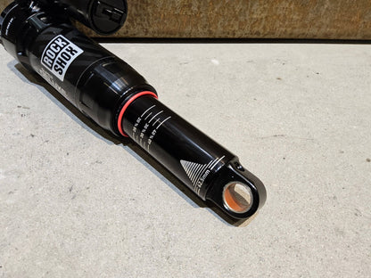 Federgabel & Dämpfer von Rock Shox, ROCK SHOX SUPER DELUXE ULTIMATE DÄMPFER 230X62.5MM vor USEDBIKES - OB.DE Hintergrund