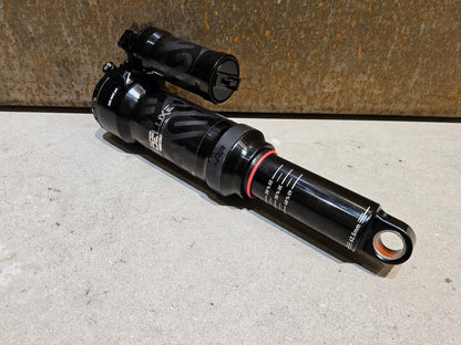 Federgabel & Dämpfer von Rock Shox, ROCK SHOX SUPER DELUXE ULTIMATE DÄMPFER 230X62.5MM vor USEDBIKES - OB.DE Hintergrund