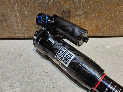 Federgabel & Dämpfer von Rock Shox, ROCK SHOX SUPER DELUXE ULTIMATE DÄMPFER 230X62.5MM vor USEDBIKES - OB.DE Hintergrund