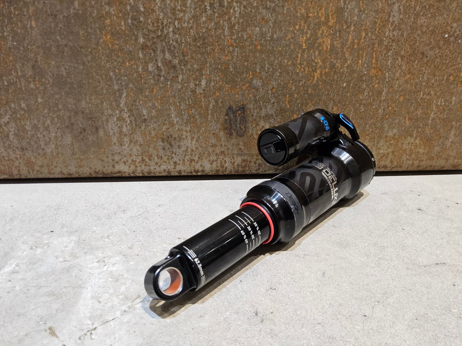Federgabel & Dämpfer von Rock Shox, ROCK SHOX SUPER DELUXE ULTIMATE DÄMPFER 230X62.5MM vor USEDBIKES - OB.DE Hintergrund