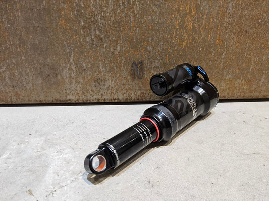 Federgabel & Dämpfer von Rock Shox, ROCK SHOX SUPER DELUXE ULTIMATE DÄMPFER 230X62.5MM vor USEDBIKES - OB.DE Hintergrund