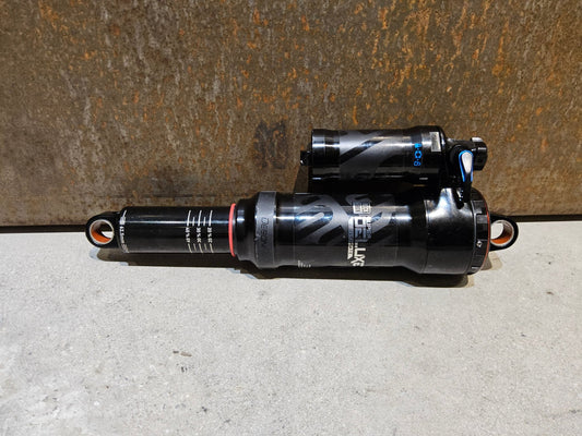 Federgabel & Dämpfer von Rock Shox, ROCK SHOX SUPER DELUXE ULTIMATE DÄMPFER 230X62.5MM vor USEDBIKES - OB.DE Hintergrund