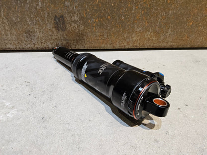 Federgabel & Dämpfer von Rock Shox, ROCK SHOX SUPER DELUXE ULTIMATE DÄMPFER 230X62.5MM vor USEDBIKES - OB.DE Hintergrund