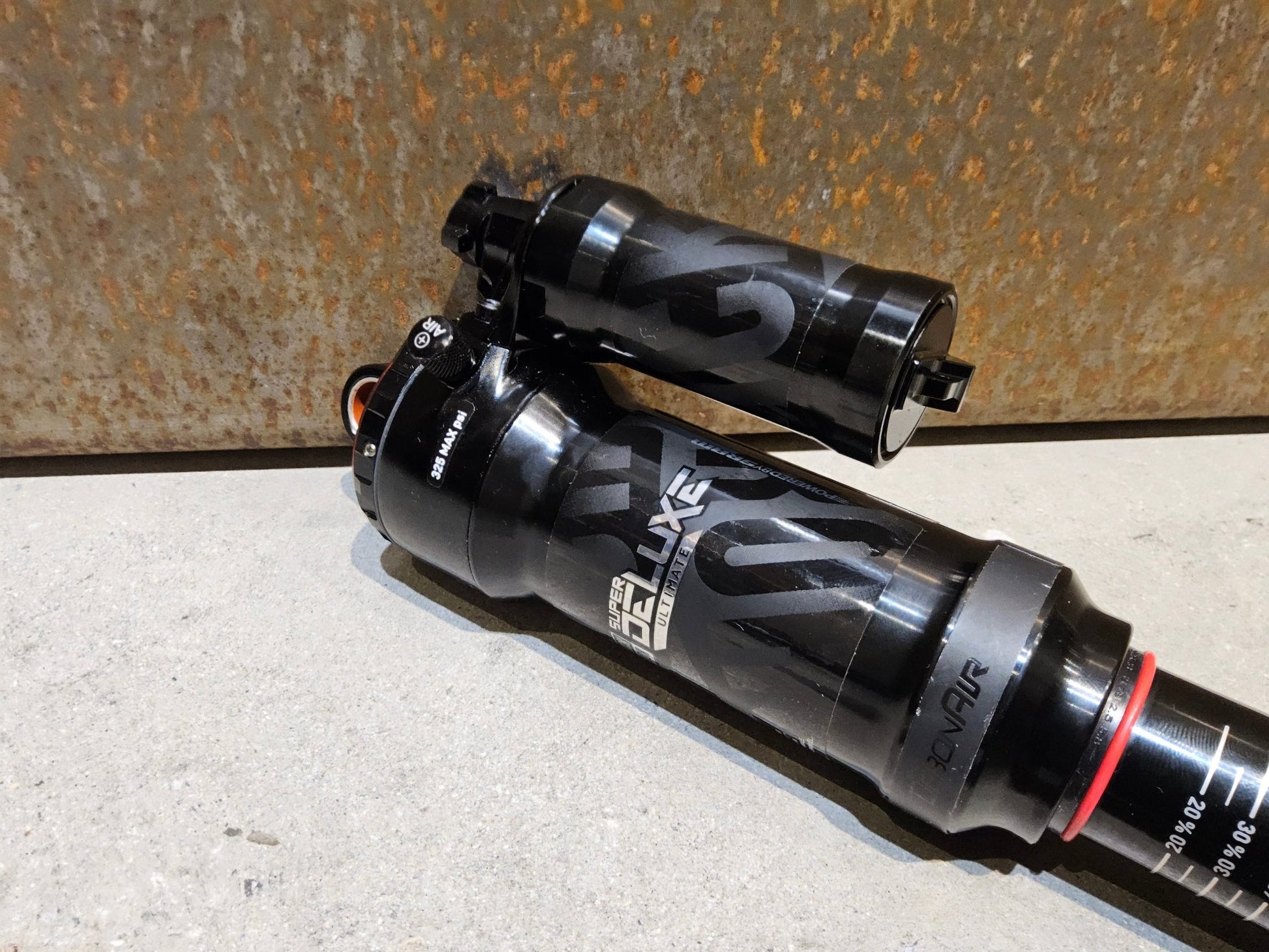 Federgabel & Dämpfer von Rock Shox, ROCK SHOX SUPER DELUXE ULTIMATE DÄMPFER 230X62.5MM vor USEDBIKES - OB.DE Hintergrund