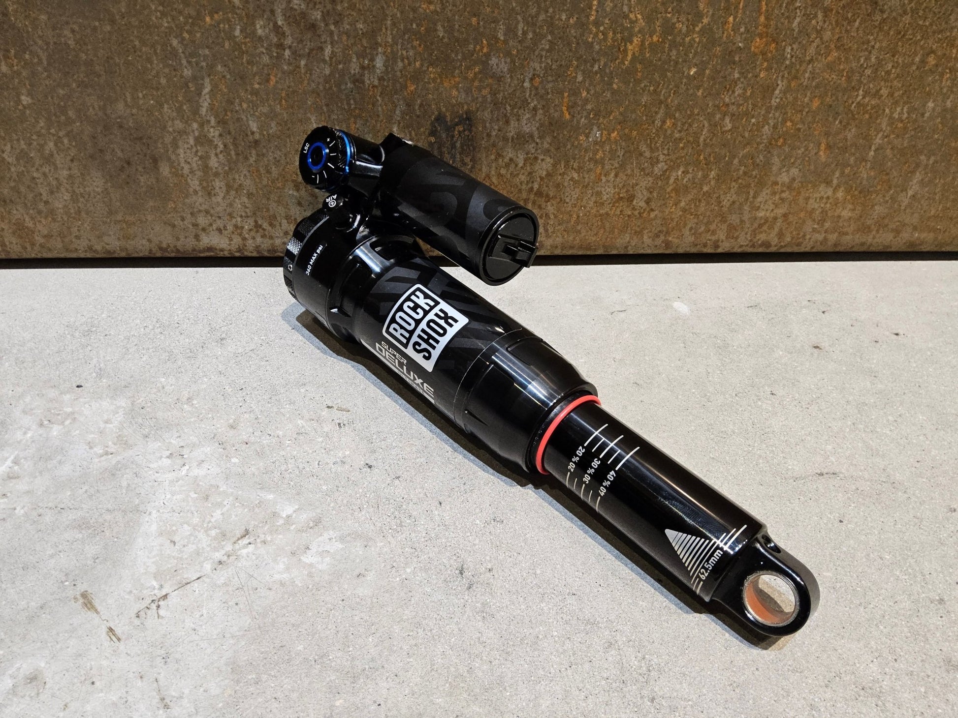 Federgabel & Dämpfer von Rock Shox, ROCK SHOX SUPER DELUXE ULTIMATE DÄMPFER 230X62.5MM vor USEDBIKES - OB.DE Hintergrund