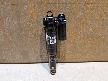 Federgabel & Dämpfer von Rock Shox, ROCK SHOX SUPER DELUXE ULTIMATE DÄMPFER 230X62.5MM vor USEDBIKES - OB.DE Hintergrund