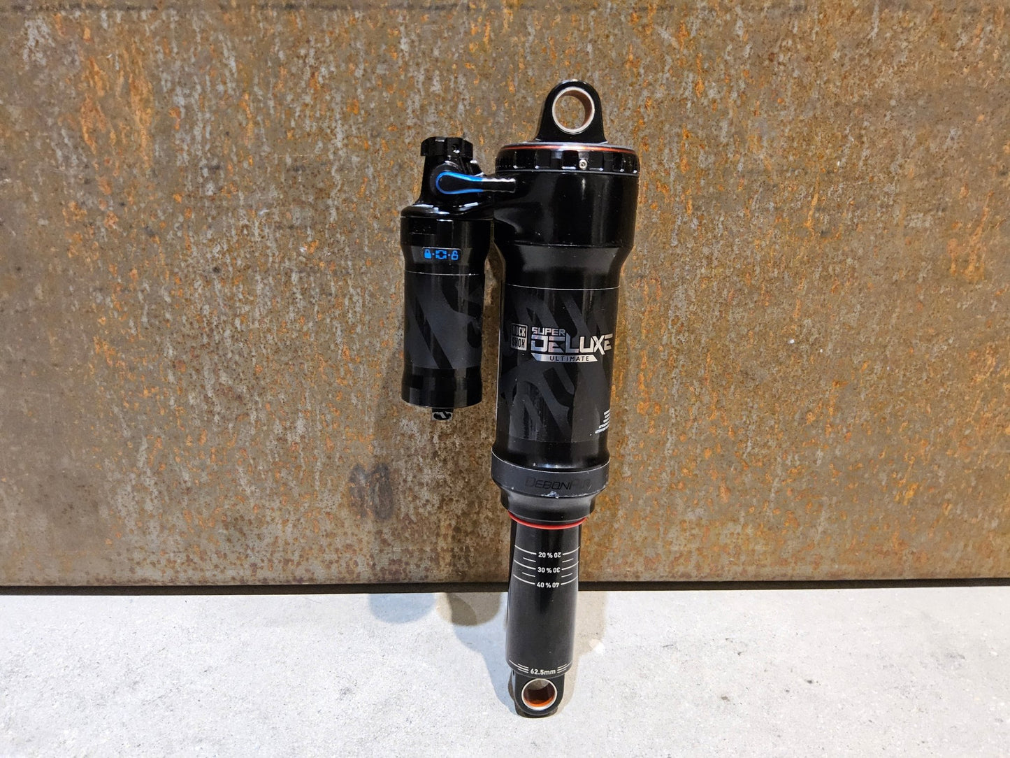 Federgabel & Dämpfer von Rock Shox, ROCK SHOX SUPER DELUXE ULTIMATE DÄMPFER 230X62.5MM vor USEDBIKES - OB.DE Hintergrund