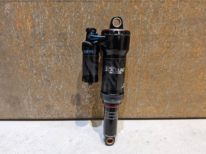 Federgabel & Dämpfer von Rock Shox, ROCK SHOX SUPER DELUXE ULTIMATE DÄMPFER 230X62.5MM vor USEDBIKES - OB.DE Hintergrund