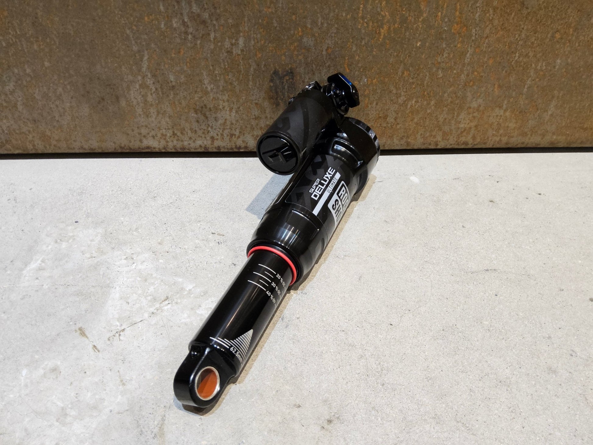 Federgabel & Dämpfer von Rock Shox, ROCK SHOX SUPER DELUXE ULTIMATE DÄMPFER 230X62.5MM vor USEDBIKES - OB.DE Hintergrund