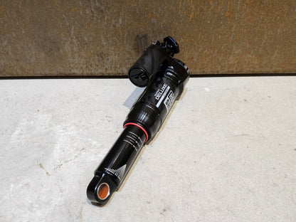 Federgabel & Dämpfer von Rock Shox, ROCK SHOX SUPER DELUXE ULTIMATE DÄMPFER 230X62.5MM vor USEDBIKES - OB.DE Hintergrund