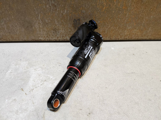 Federgabel & Dämpfer von Rock Shox, ROCK SHOX SUPER DELUXE ULTIMATE DÄMPFER 230X62.5MM vor USEDBIKES - OB.DE Hintergrund