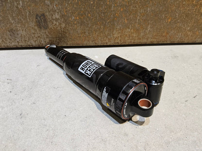 Federgabel & Dämpfer von Rock Shox, ROCK SHOX SUPER DELUXE ULTIMATE DÄMPFER 230X62.5MM vor USEDBIKES - OB.DE Hintergrund