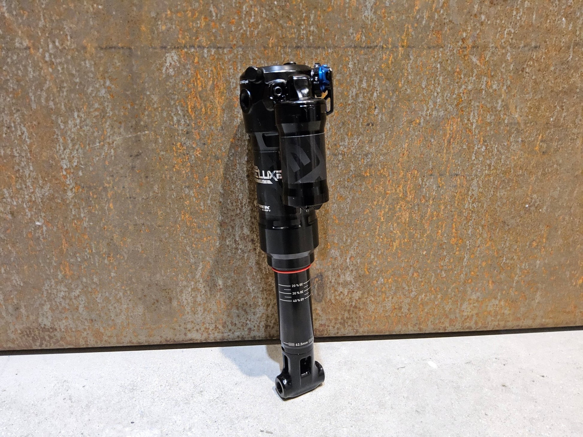 Federgabel & Dämpfer von Rock Shox, ROCK SHOX SUPER DELUXE ULTIMATE THRU SHAFT DÄMPFER 230X62.5MM vor USEDBIKES - OB.DE Hintergrund