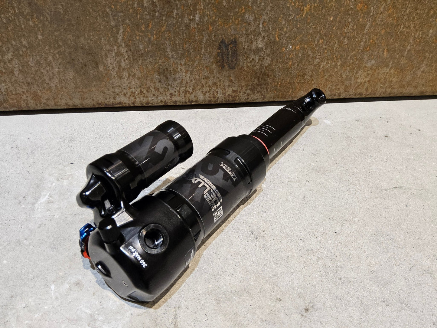 Federgabel & Dämpfer von Rock Shox, ROCK SHOX SUPER DELUXE ULTIMATE THRU SHAFT DÄMPFER 230X62.5MM vor USEDBIKES - OB.DE Hintergrund