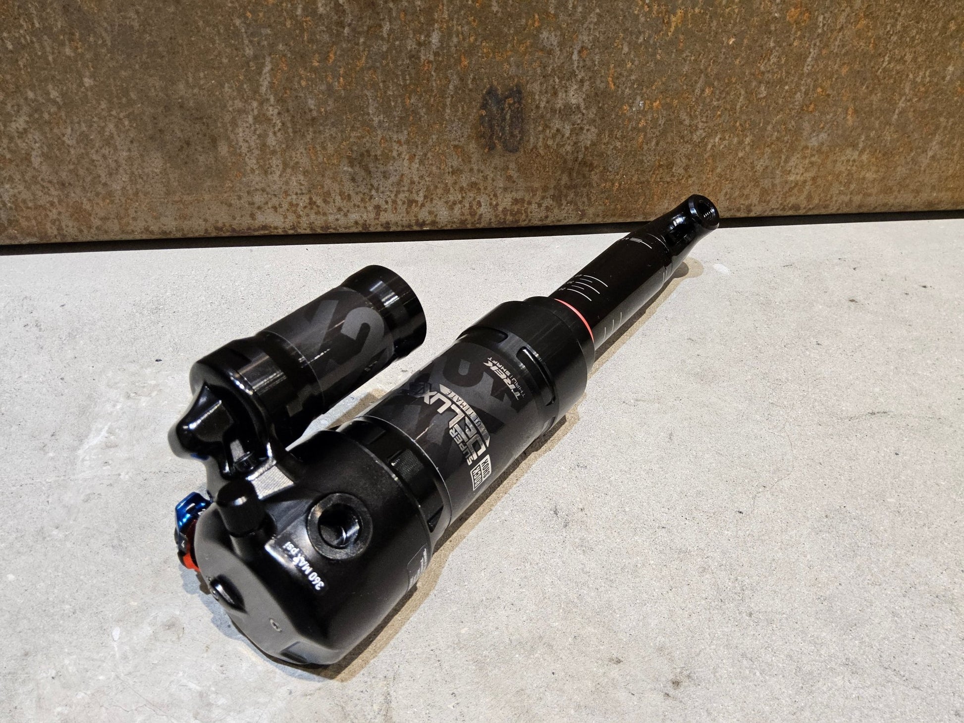 Federgabel & Dämpfer von Rock Shox, ROCK SHOX SUPER DELUXE ULTIMATE THRU SHAFT DÄMPFER 230X62.5MM vor USEDBIKES - OB.DE Hintergrund