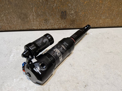 Federgabel & Dämpfer von Rock Shox, ROCK SHOX SUPER DELUXE ULTIMATE THRU SHAFT DÄMPFER 230X62.5MM vor USEDBIKES - OB.DE Hintergrund