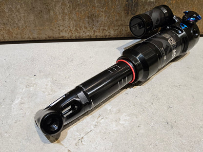 Federgabel & Dämpfer von Rock Shox, ROCK SHOX SUPER DELUXE ULTIMATE THRU SHAFT DÄMPFER 230X62.5MM vor USEDBIKES - OB.DE Hintergrund