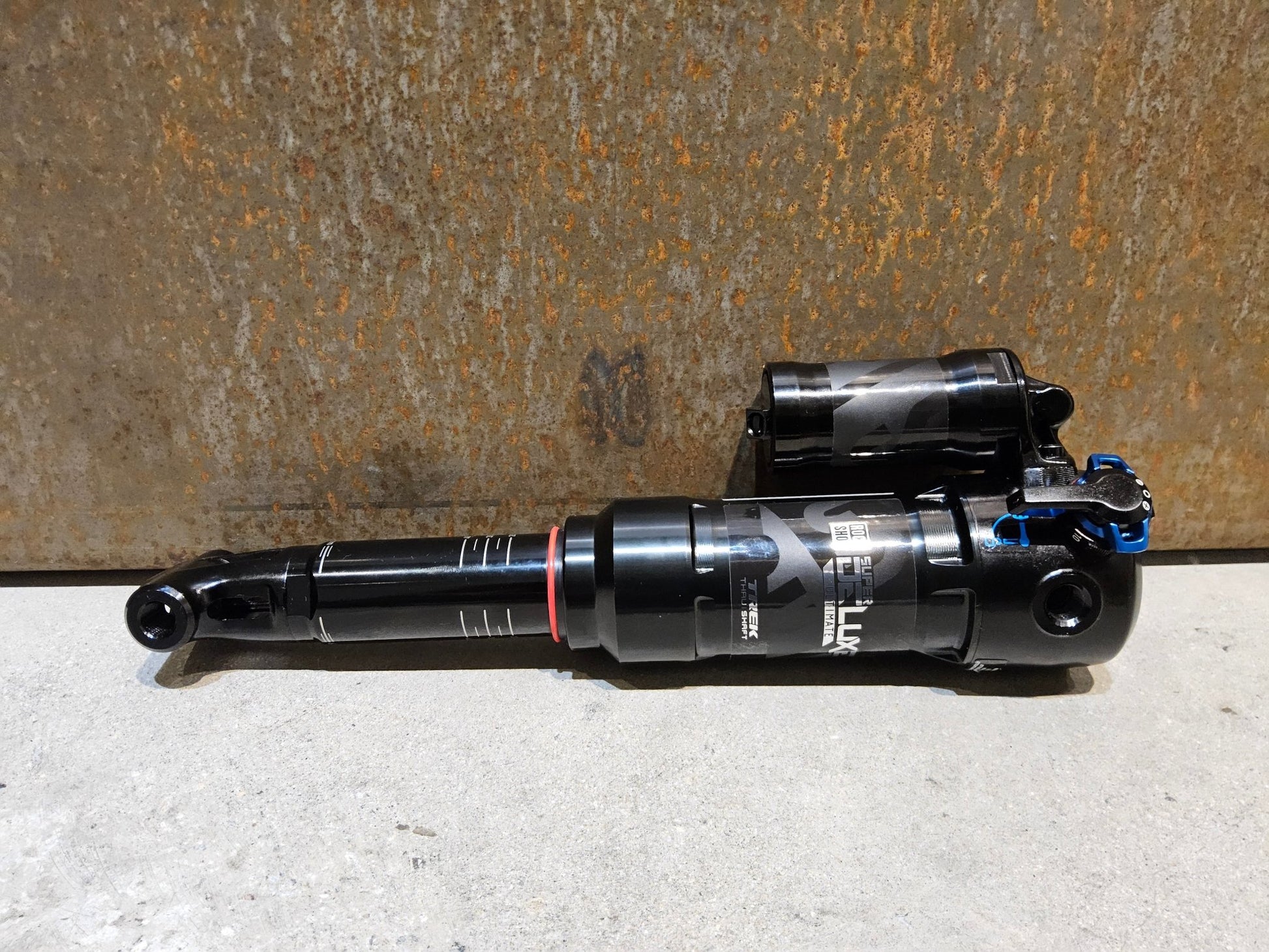 Federgabel & Dämpfer von Rock Shox, ROCK SHOX SUPER DELUXE ULTIMATE THRU SHAFT DÄMPFER 230X62.5MM vor USEDBIKES - OB.DE Hintergrund