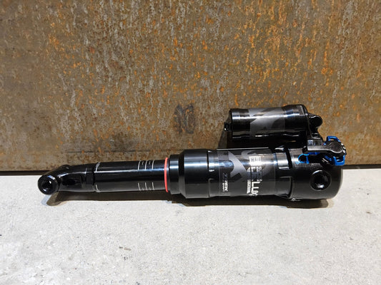 Federgabel & Dämpfer von Rock Shox, ROCK SHOX SUPER DELUXE ULTIMATE THRU SHAFT DÄMPFER 230X62.5MM vor USEDBIKES - OB.DE Hintergrund