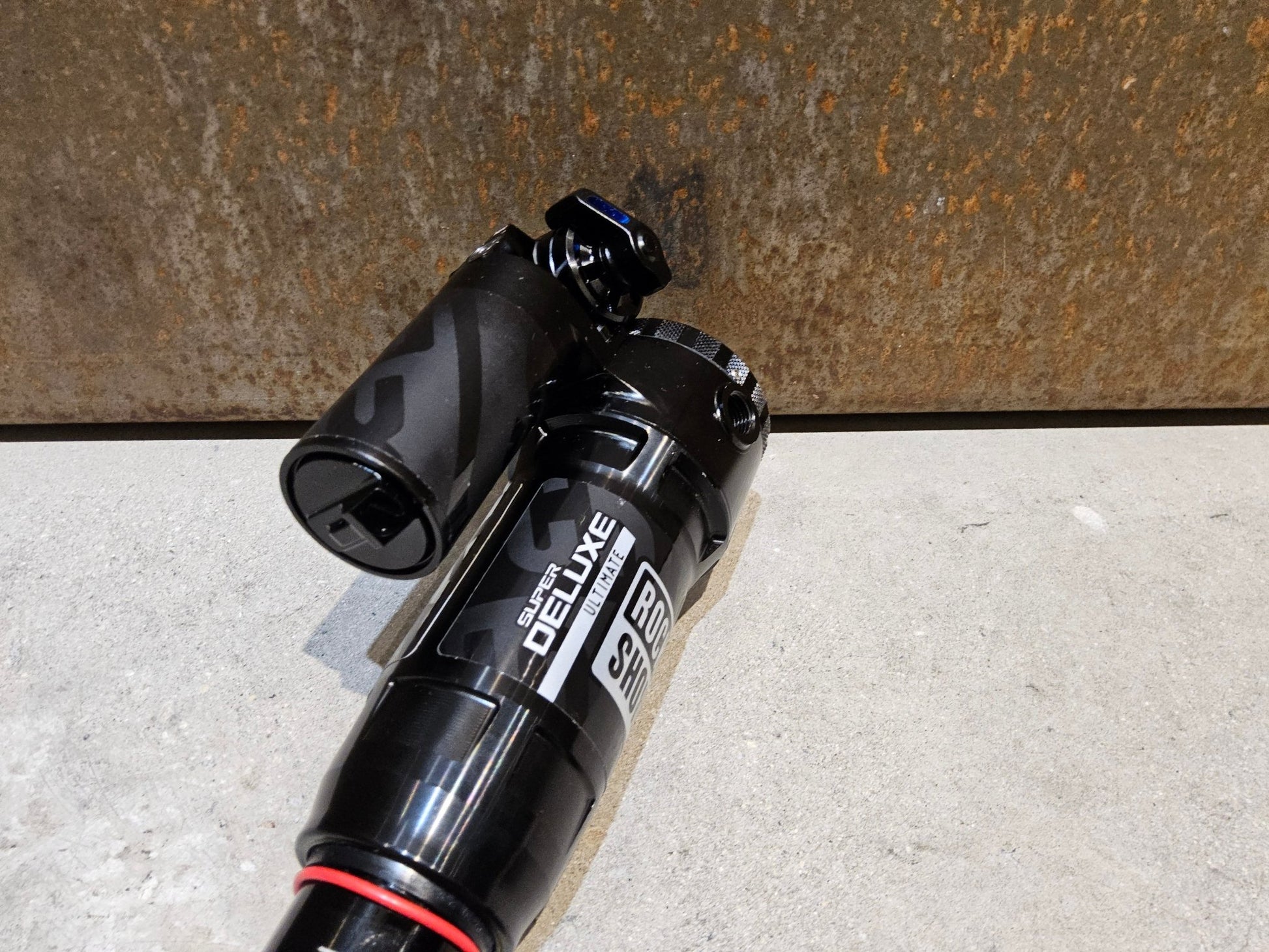 Federgabel & Dämpfer von Rock Shox, ROCK SHOX SUPER DELUXE ULTIMATE TRUNNION DÄMPFER 180X55MM vor USEDBIKES - OB.DE Hintergrund
