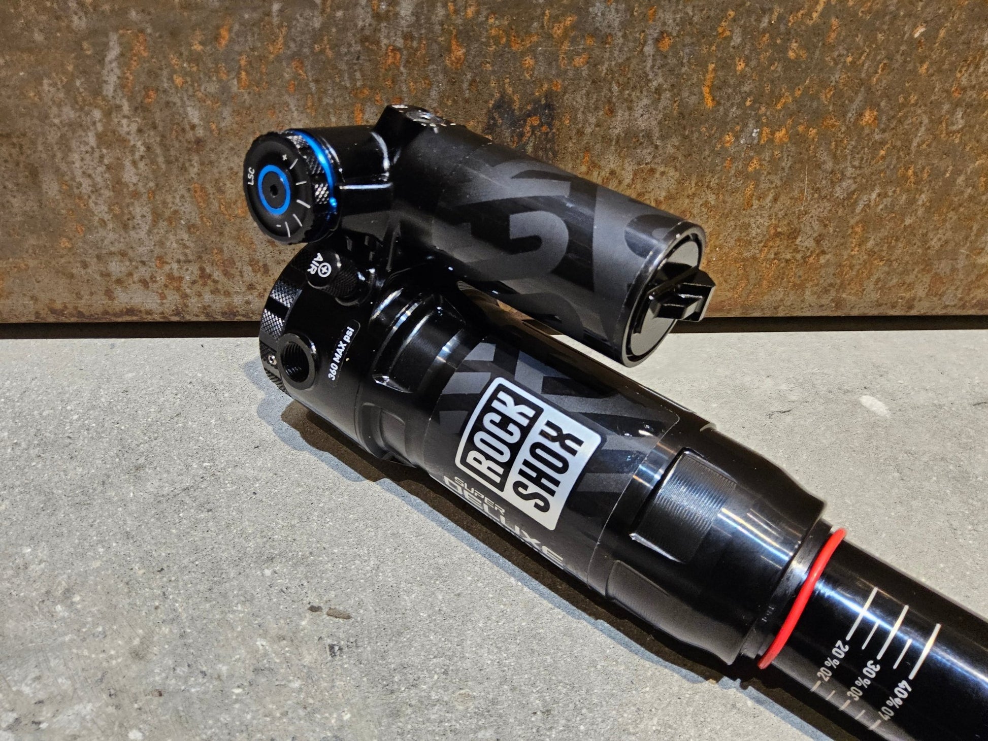 Federgabel & Dämpfer von Rock Shox, ROCK SHOX SUPER DELUXE ULTIMATE TRUNNION DÄMPFER 180X55MM vor USEDBIKES - OB.DE Hintergrund