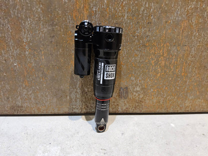 Federgabel & Dämpfer von Rock Shox, ROCK SHOX SUPER DELUXE ULTIMATE TRUNNION DÄMPFER 180X55MM vor USEDBIKES - OB.DE Hintergrund