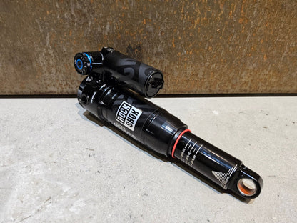 Federgabel & Dämpfer von Rock Shox, ROCK SHOX SUPER DELUXE ULTIMATE TRUNNION DÄMPFER 180X55MM vor USEDBIKES - OB.DE Hintergrund