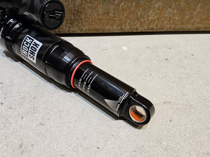 Federgabel & Dämpfer von Rock Shox, ROCK SHOX SUPER DELUXE ULTIMATE TRUNNION DÄMPFER 180X55MM vor USEDBIKES - OB.DE Hintergrund
