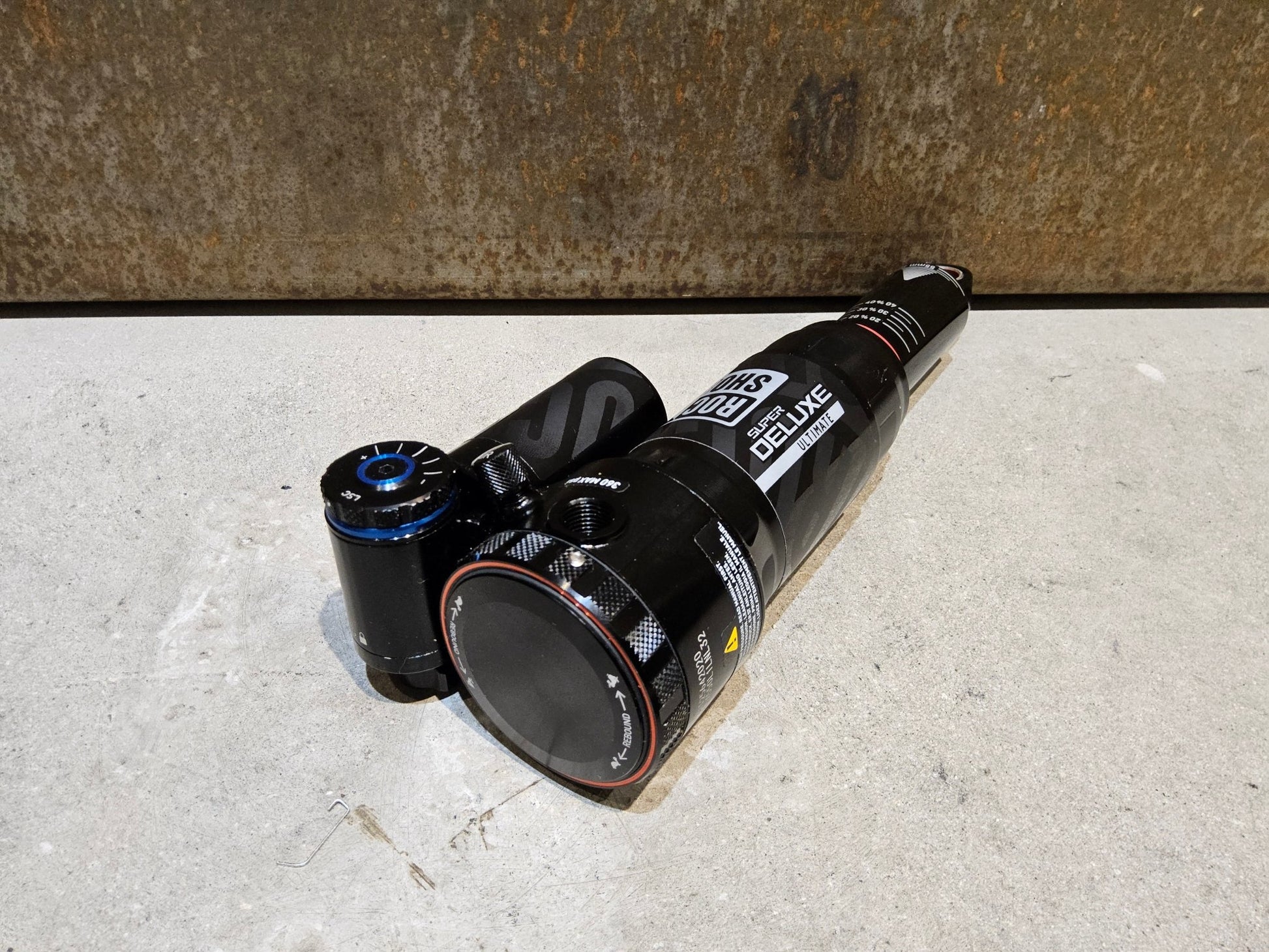 Federgabel & Dämpfer von Rock Shox, ROCK SHOX SUPER DELUXE ULTIMATE TRUNNION DÄMPFER 180X55MM vor USEDBIKES - OB.DE Hintergrund