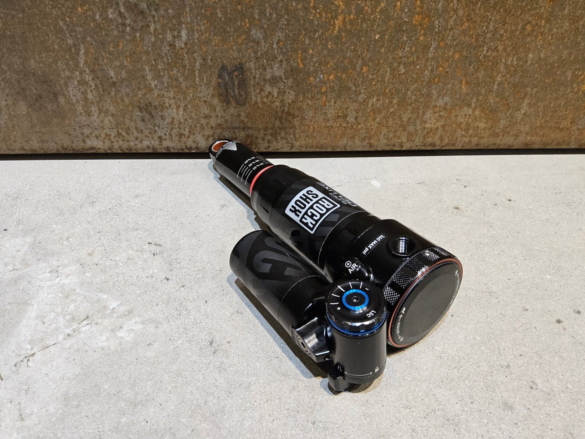 Federgabel & Dämpfer von Rock Shox, ROCK SHOX SUPER DELUXE ULTIMATE TRUNNION DÄMPFER 180X55MM vor USEDBIKES - OB.DE Hintergrund