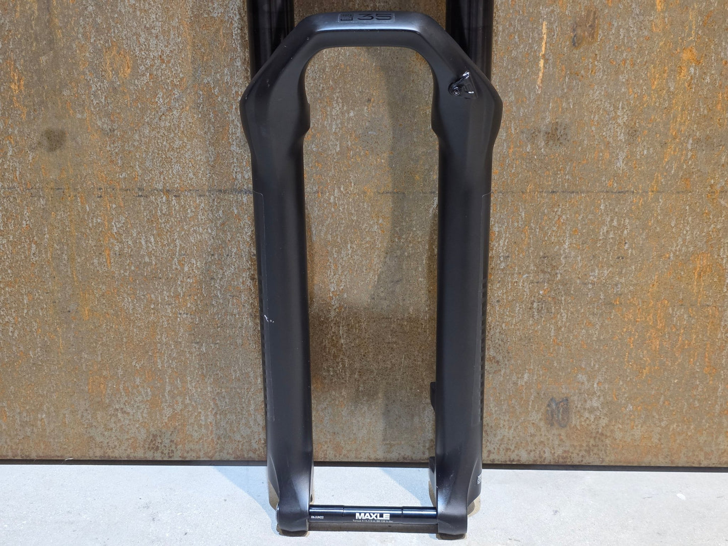 Federgabel von Rock Shox, ROCKSHOX 35 GOLD RL / 29" / 35MM / 150MM / BOOST / SCHWARZ MATT in variant_title vor USEDBIKES - OB.DE Hintergrund