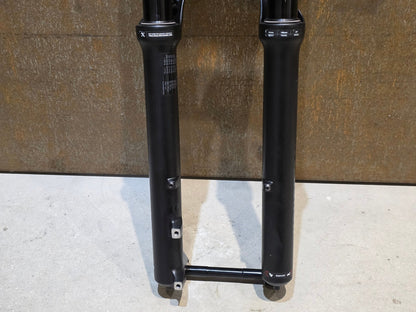 Federgabel von Rock Shox, ROCKSHOX 35 GOLD RL / 29" / 35MM / 150MM / BOOST / SCHWARZ MATT in variant_title vor USEDBIKES - OB.DE Hintergrund