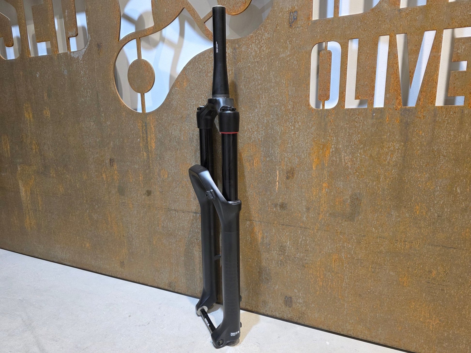 Federgabel von Rock Shox, ROCKSHOX 35 GOLD RL / 29" / 35MM / 150MM / BOOST / SCHWARZ MATT in variant_title vor USEDBIKES - OB.DE Hintergrund