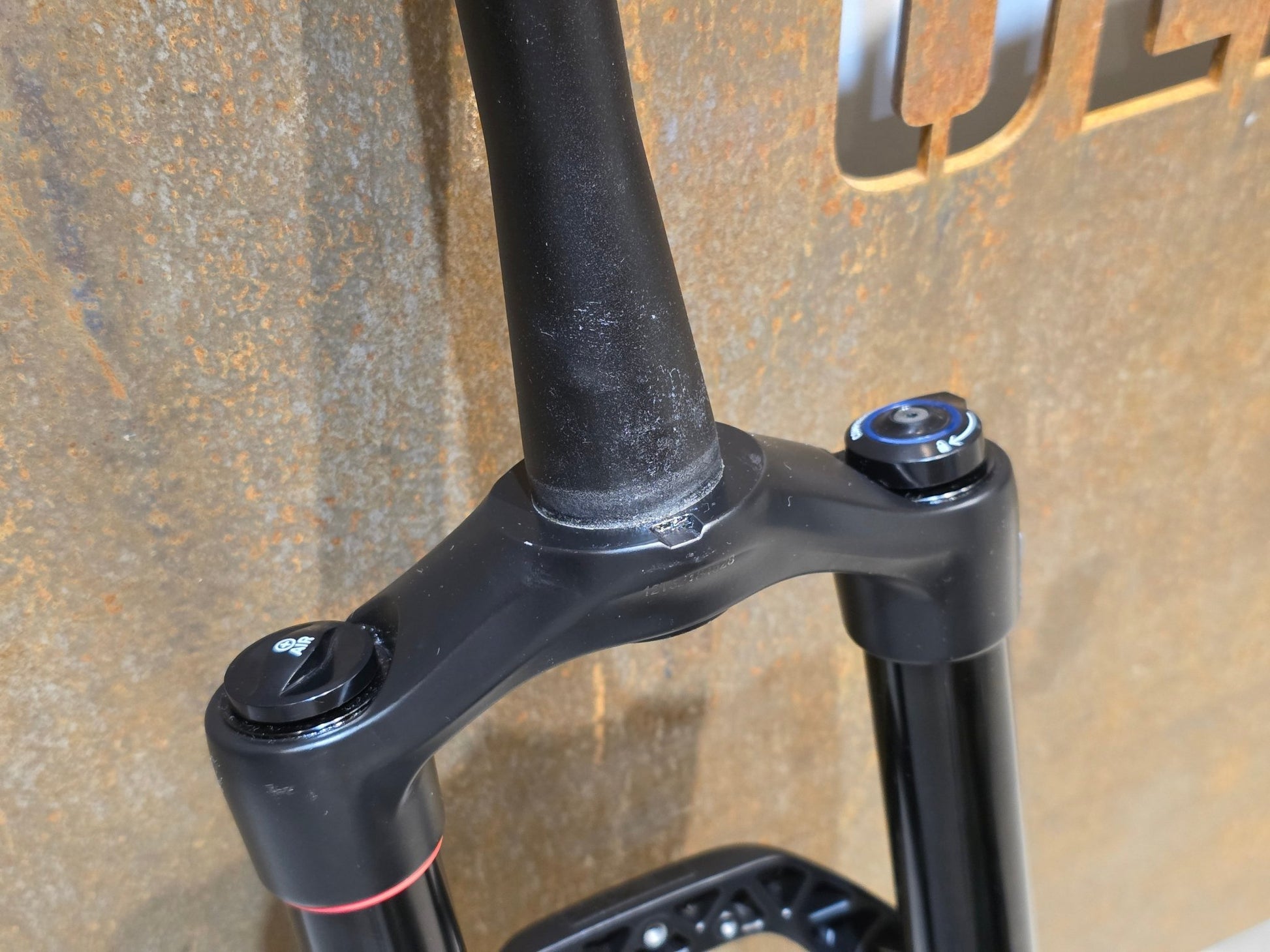 Federgabel von Rock Shox, ROCKSHOX 35 GOLD RL / 29" / 35MM / 150MM / BOOST / SCHWARZ MATT in variant_title vor USEDBIKES - OB.DE Hintergrund