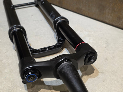 Federgabel von Rock Shox, ROCKSHOX 35 GOLD RL / 29" / 35MM / 150MM / BOOST / SCHWARZ MATT in variant_title vor USEDBIKES - OB.DE Hintergrund