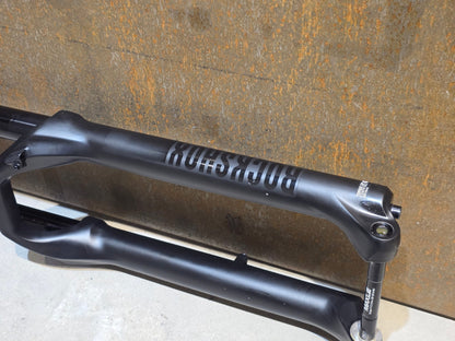Federgabel von Rock Shox, ROCKSHOX 35 GOLD RL / 29" / 35MM / 150MM / BOOST / SCHWARZ MATT in variant_title vor USEDBIKES - OB.DE Hintergrund