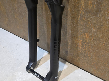 Federgabel von Rock Shox, ROCKSHOX 35 GOLD RL / 29" / 35MM / 150MM / BOOST / SCHWARZ MATT in variant_title vor USEDBIKES - OB.DE Hintergrund