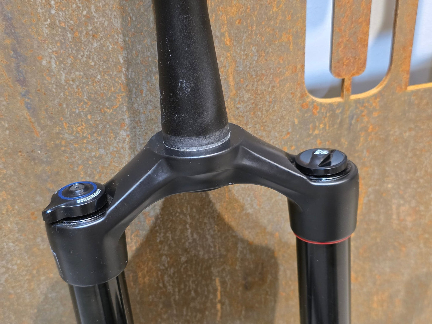 Federgabel von Rock Shox, ROCKSHOX 35 GOLD RL / 29" / 35MM / 150MM / BOOST / SCHWARZ MATT in variant_title vor USEDBIKES - OB.DE Hintergrund