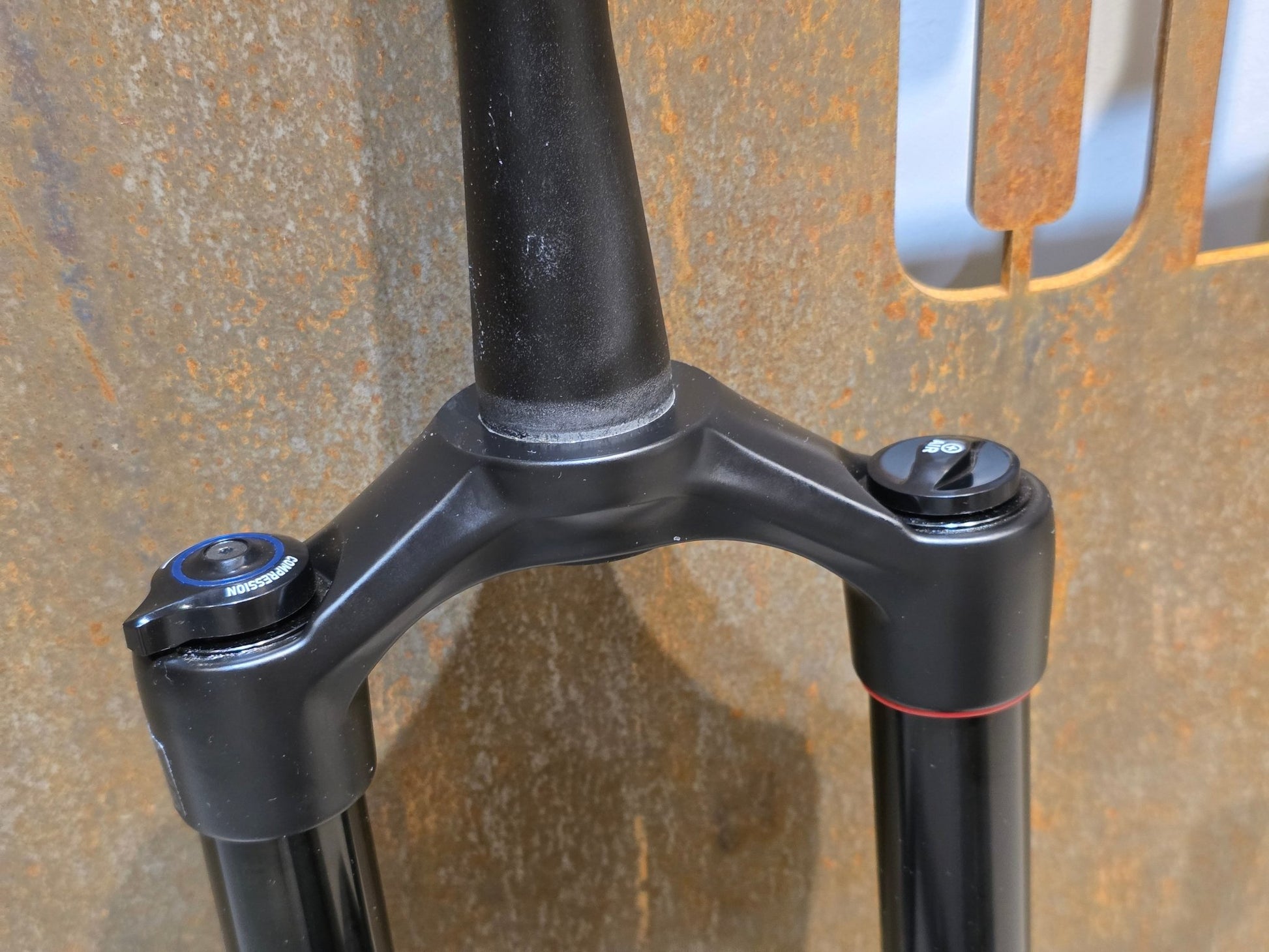 Federgabel von Rock Shox, ROCKSHOX 35 GOLD RL / 29" / 35MM / 150MM / BOOST / SCHWARZ MATT in variant_title vor USEDBIKES - OB.DE Hintergrund