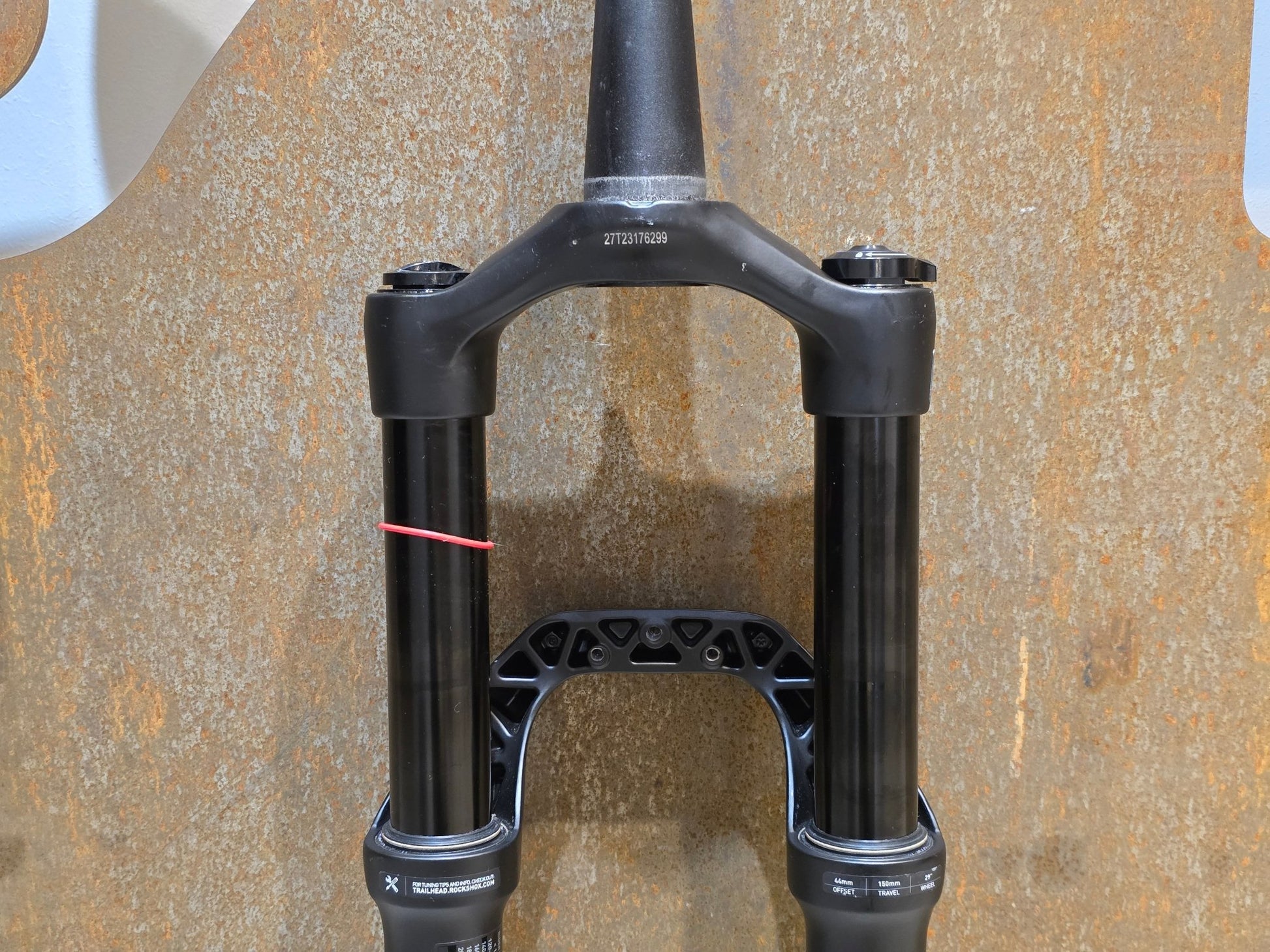 Federgabel von Rock Shox, ROCKSHOX 35 GOLD RL / 29" / 35MM / 150MM / BOOST / SCHWARZ MATT in variant_title vor USEDBIKES - OB.DE Hintergrund