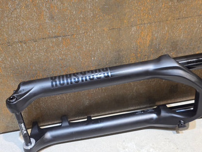 Federgabel von Rock Shox, ROCKSHOX 35 GOLD RL / 29" / 35MM / 150MM / BOOST / SCHWARZ MATT in variant_title vor USEDBIKES - OB.DE Hintergrund