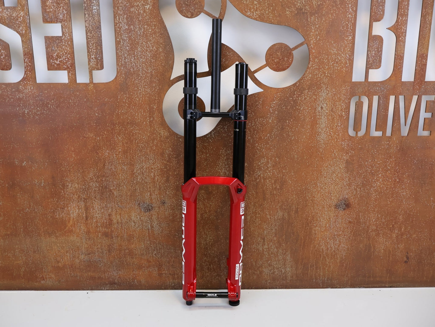 Federgabel von Rock Shox, ROCKSHOX BOXXER ULTIMATE D1 / 27,5 ZOLL / 200 MM / BOOST / ELECTRIC RED vor USEDBIKES - OB.DE Hintergrund