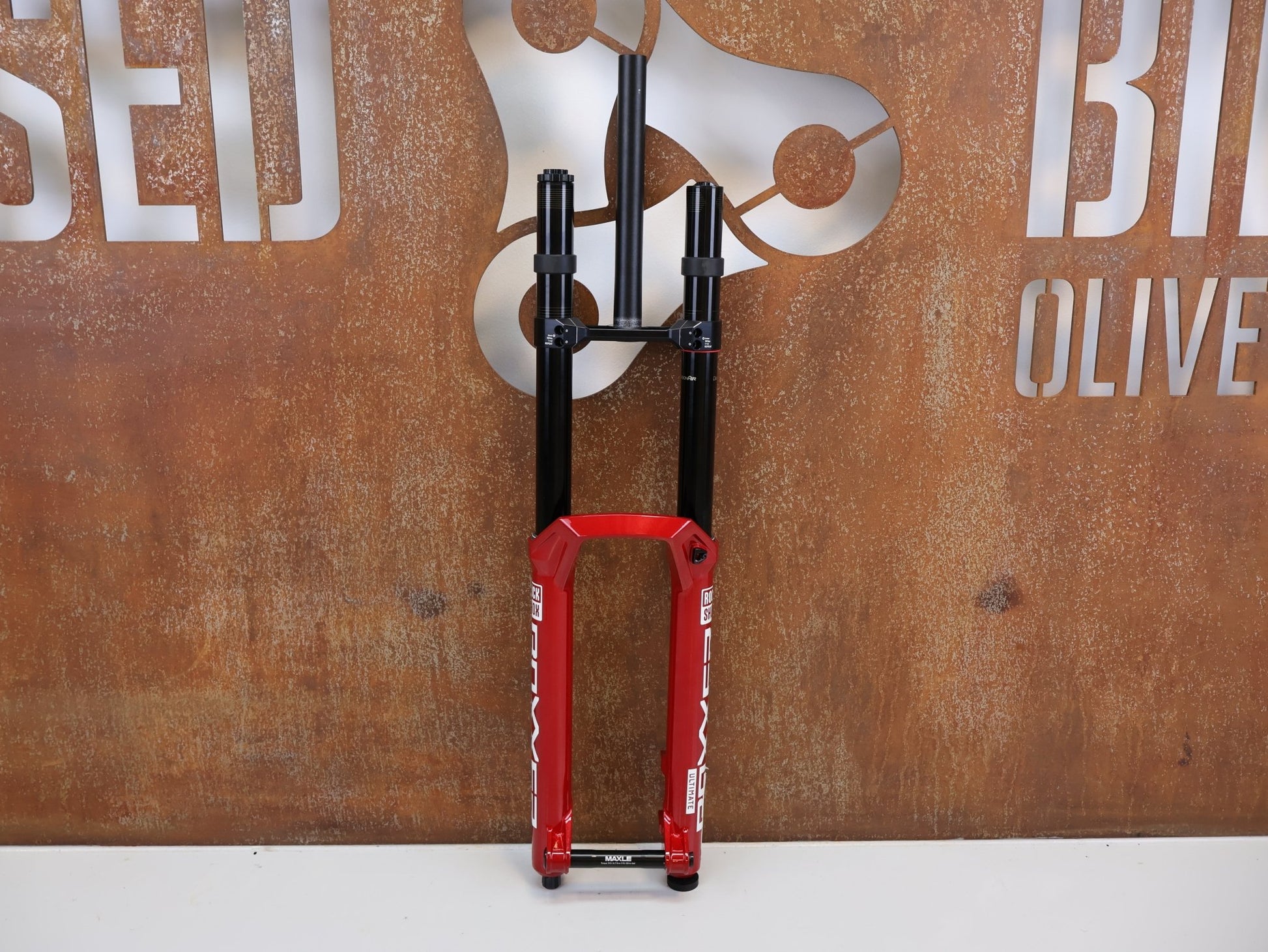 Federgabel von Rock Shox, ROCKSHOX BOXXER ULTIMATE D1 / 27,5 ZOLL / 200 MM / BOOST / ELECTRIC RED vor USEDBIKES - OB.DE Hintergrund